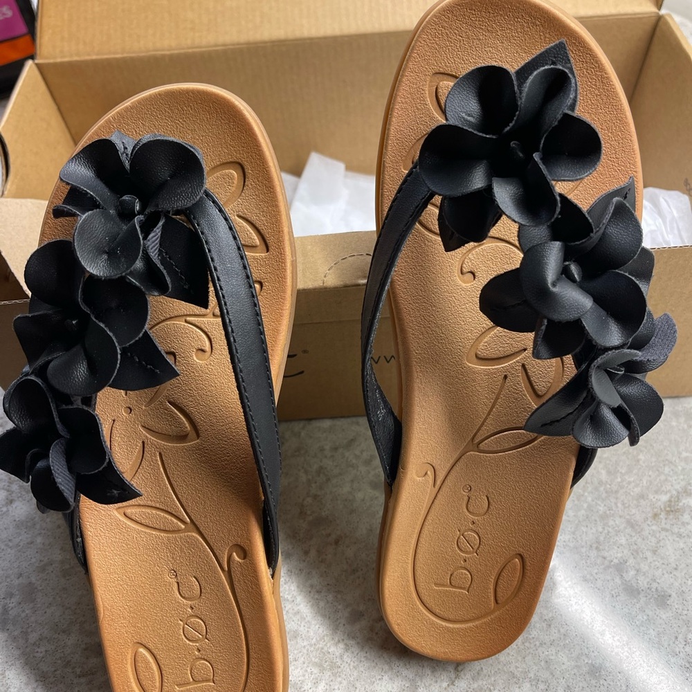 b.o.c. Women's Black Floral Sandals
